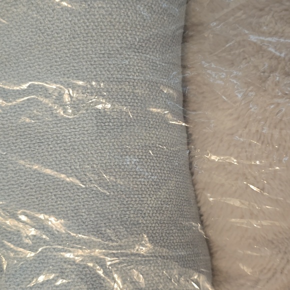 WOOF BRAND LIGHT GREEN AND WHITE PET BED. APPROXIMATELY 24" - Picture 5 of 7